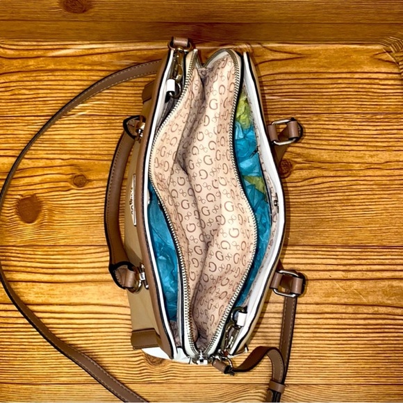 Guess ORIGINAL- FAUX-LEATHER SATCHEL GUESS BAG NGN 25000 immaculately EUC 💯🔥🔥 - Picture 9 of 15